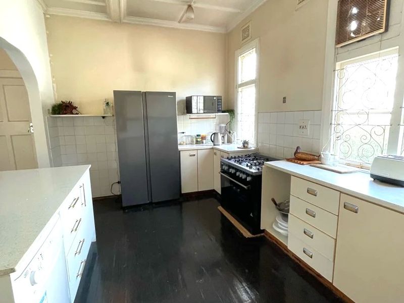 SEMI-FURNISHED FOUR BED, FAMILY HOME OR CORPORATE HOUSING HOME OR Well behaved serious Students either in second or third year- Glenwood, Durban - Photo 5