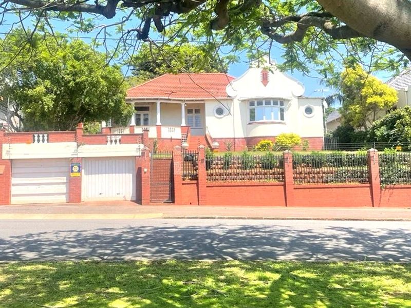 SEMI-FURNISHED FOUR BED, FAMILY HOME OR CORPORATE HOUSING HOME OR Well behaved serious Students either in second or third year- Glenwood, Durban - Photo 1