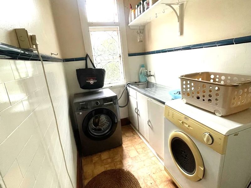 SEMI-FURNISHED FOUR BED, FAMILY HOME OR CORPORATE HOUSING HOME OR Well behaved serious Students either in second or third year- Glenwood, Durban - Photo 10