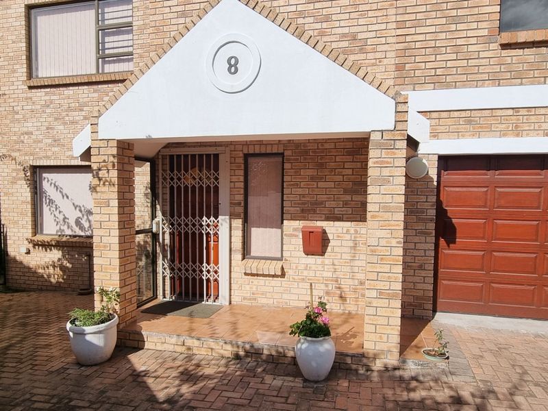 SPACIOUS FAMILY RETREAT IN QUIET CUL-DE-SAC – DISTANT SEA VIEWS! - Photo 3