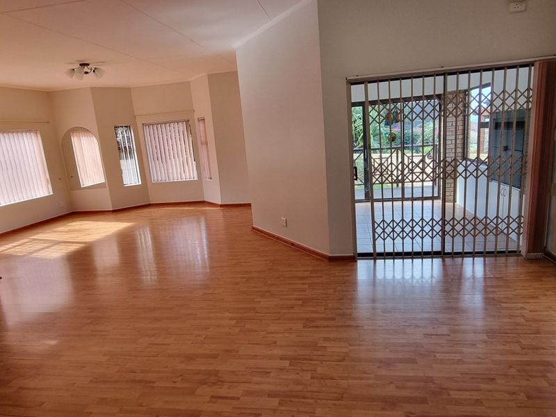 SPACIOUS FAMILY RETREAT IN QUIET CUL-DE-SAC – DISTANT SEA VIEWS! - Photo 9