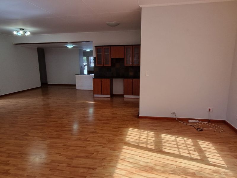 SPACIOUS FAMILY RETREAT IN QUIET CUL-DE-SAC – DISTANT SEA VIEWS! - Photo 8