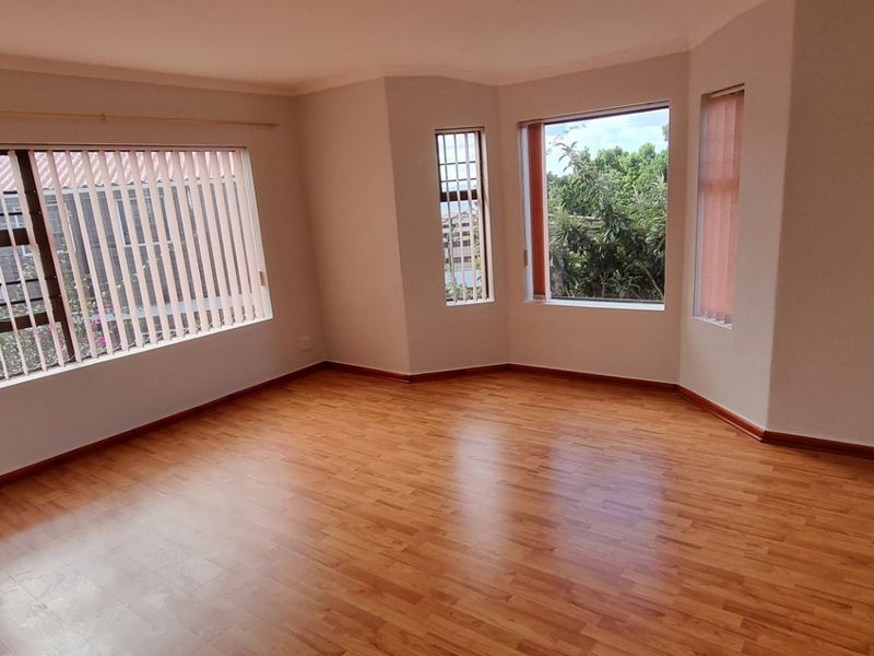 SPACIOUS FAMILY RETREAT IN QUIET CUL-DE-SAC – DISTANT SEA VIEWS! - Photo 7