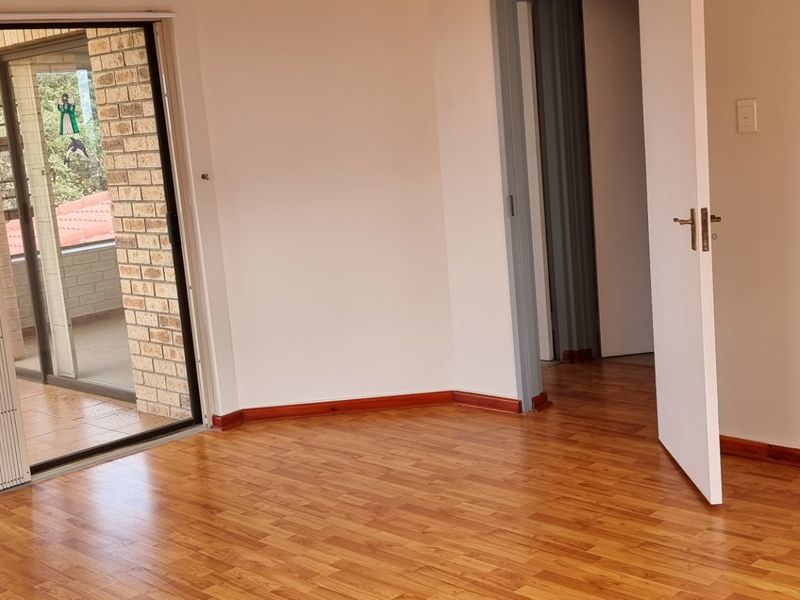 SPACIOUS FAMILY RETREAT IN QUIET CUL-DE-SAC – DISTANT SEA VIEWS! - Photo 6