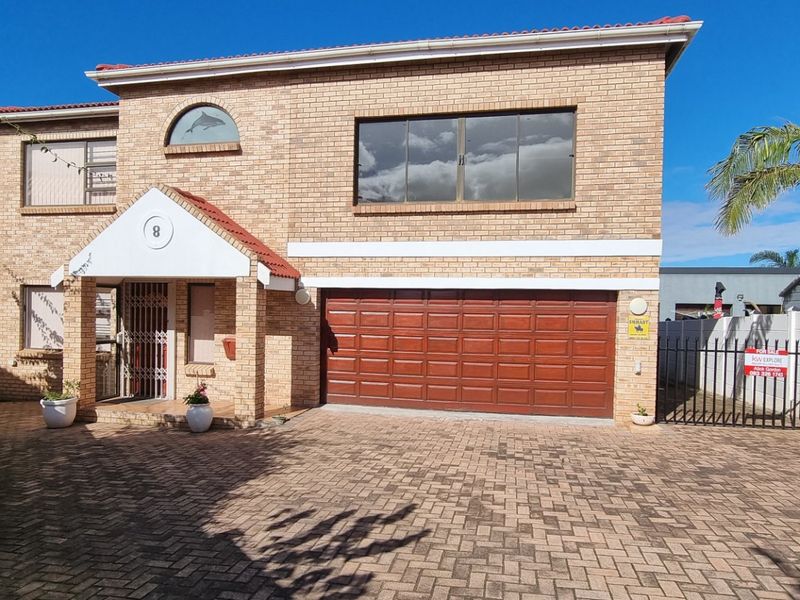 SPACIOUS FAMILY RETREAT IN QUIET CUL-DE-SAC – DISTANT SEA VIEWS! - Photo 2
