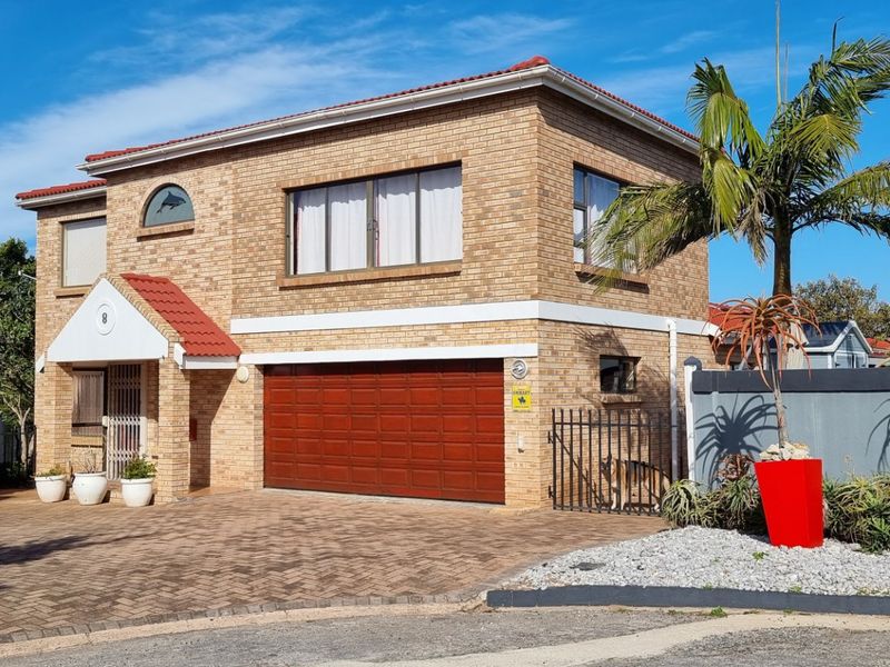 SPACIOUS FAMILY RETREAT IN QUIET CUL-DE-SAC – DISTANT SEA VIEWS! - Photo 1