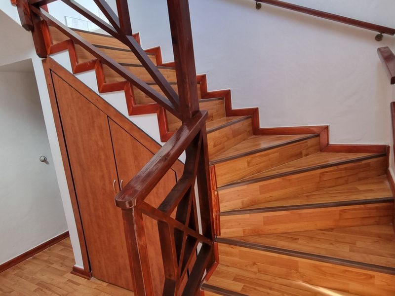 SPACIOUS FAMILY RETREAT IN QUIET CUL-DE-SAC – DISTANT SEA VIEWS! - Photo 5