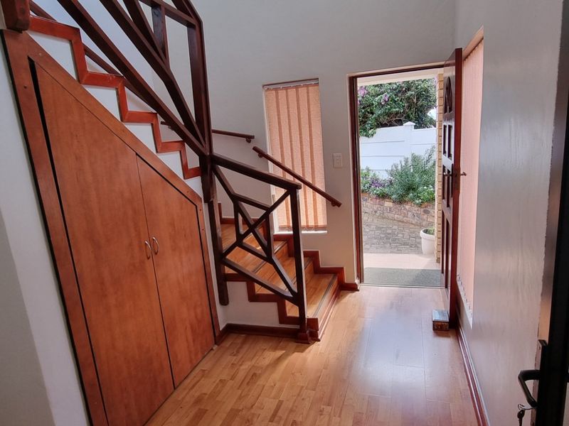 SPACIOUS FAMILY RETREAT IN QUIET CUL-DE-SAC – DISTANT SEA VIEWS! - Photo 4