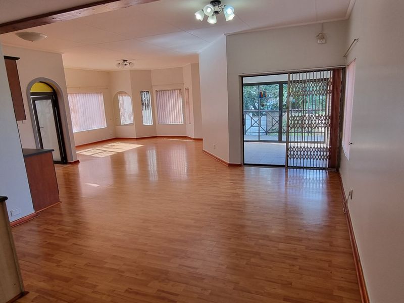 SPACIOUS FAMILY RETREAT IN QUIET CUL-DE-SAC – DISTANT SEA VIEWS! - Photo 10