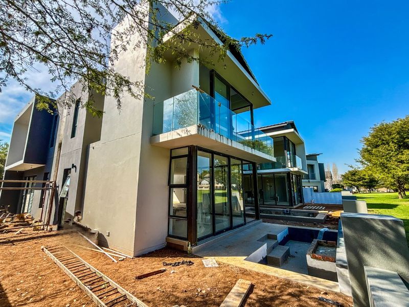 Newly Built Contemporary 5-Bedroom Masterpiece in Copperleaf Golf Estate - Photo 2