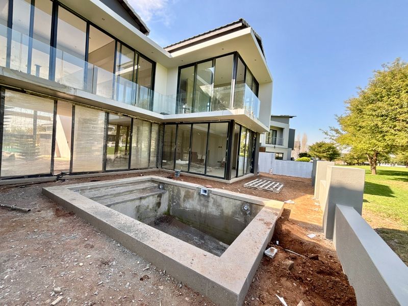 Newly Built Contemporary 5-Bedroom Masterpiece in Copperleaf Golf Estate - Photo 4