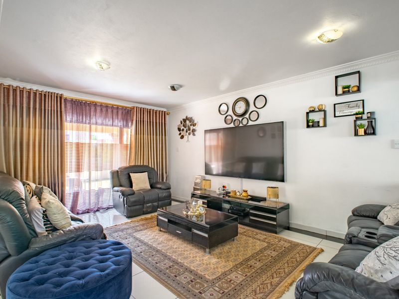 A 4 Bedroom Family Home for Sale in  Stone Ridge Country Estate - Photo 7