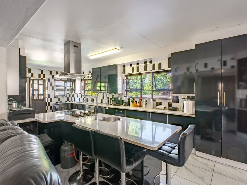 A 4 Bedroom Family Home for Sale in  Stone Ridge Country Estate - Photo 5
