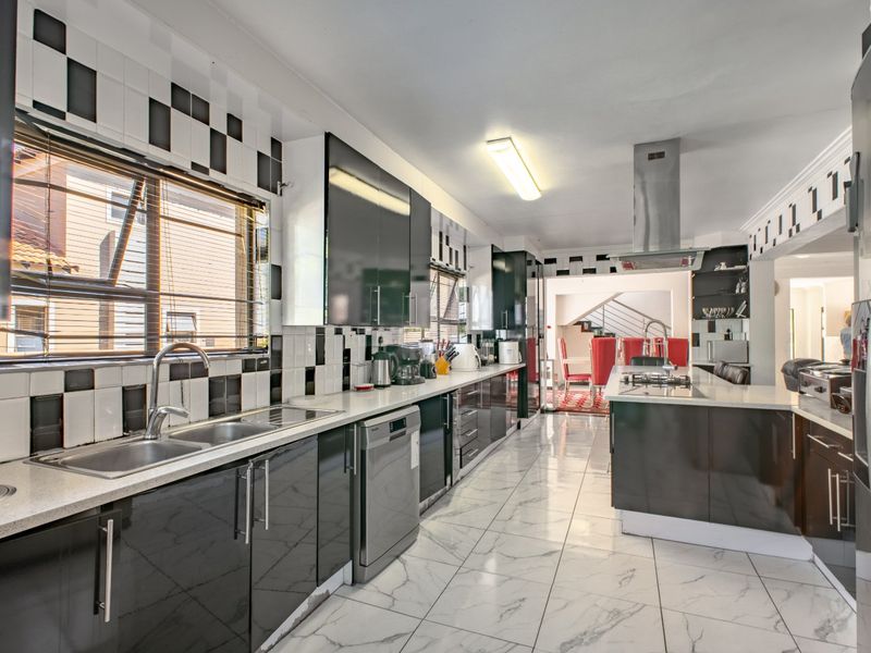 A 4 Bedroom Family Home for Sale in  Stone Ridge Country Estate - Photo 4
