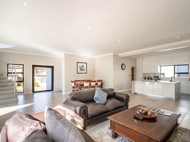 Four Bedroom Family Home in Blue Valley Golf Estate - Photo 7