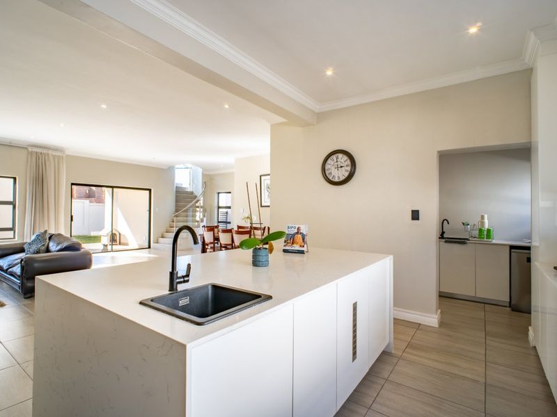 Four Bedroom Family Home in Blue Valley Golf Estate - Photo 3