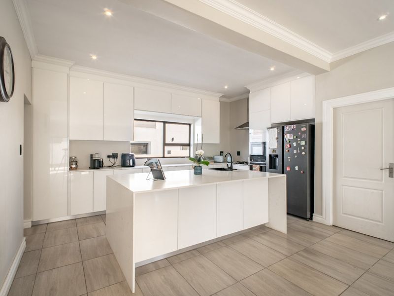 Four Bedroom Family Home in Blue Valley Golf Estate - Photo 4