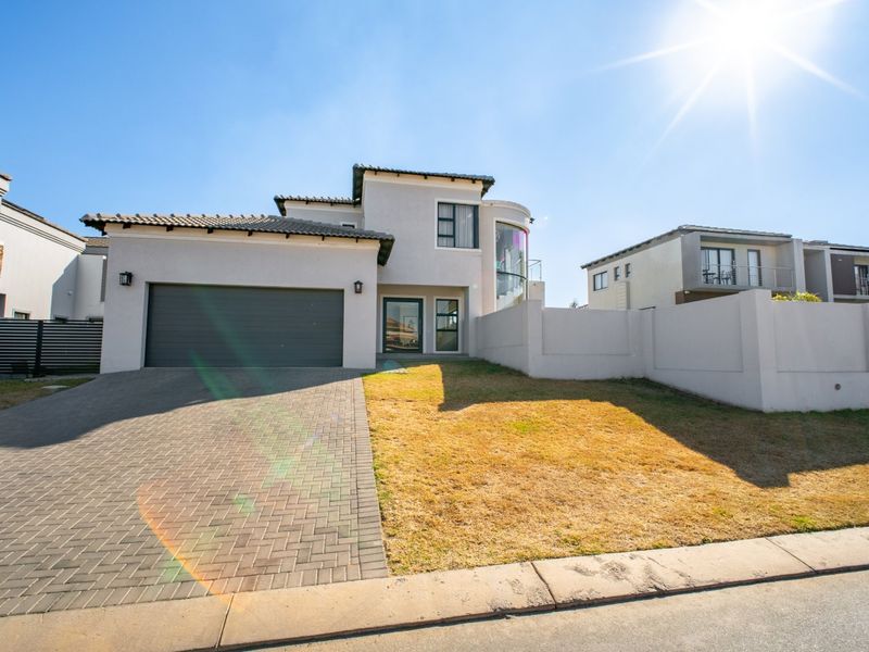 Four Bedroom Family Home in Blue Valley Golf Estate - Photo 1