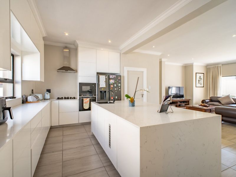 Four Bedroom Family Home in Blue Valley Golf Estate - Photo 2