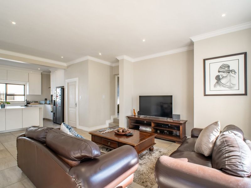 Four Bedroom Family Home in Blue Valley Golf Estate - Photo 8