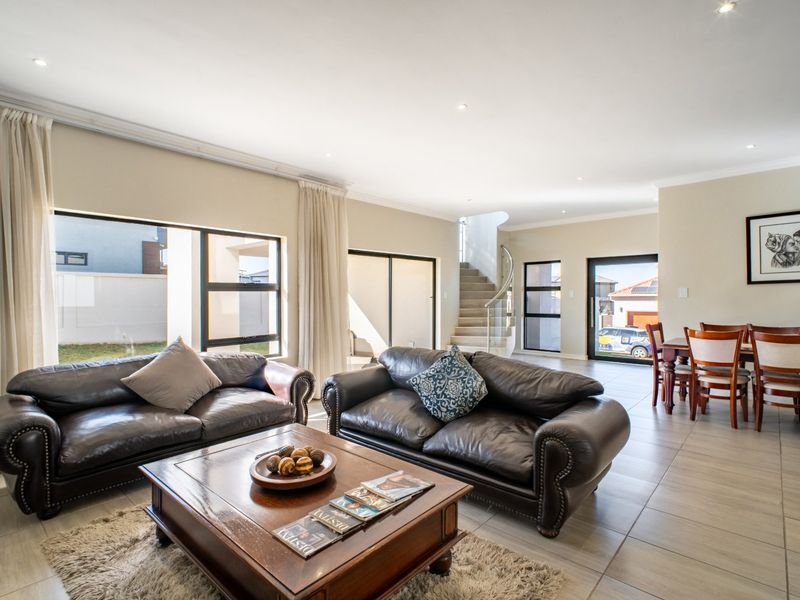 Four Bedroom Family Home in Blue Valley Golf Estate - Photo 6