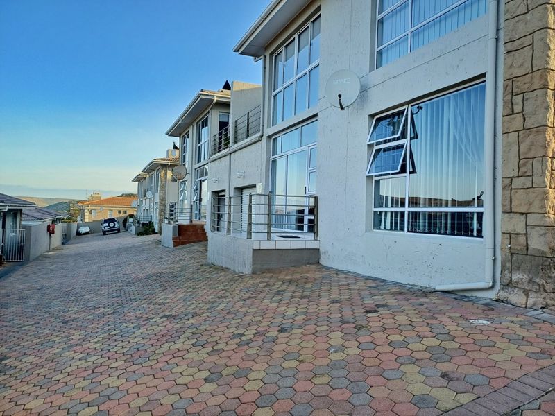 Stylish 2 Bedroom Townhouse in Hartenbos Heuwels - Photo 3