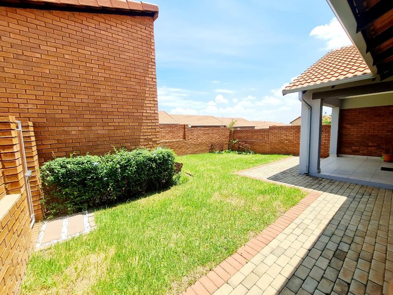 A Lovely 2 Bedroom 2 Bathroom Simplex for sale in Monavoni - Photo 2