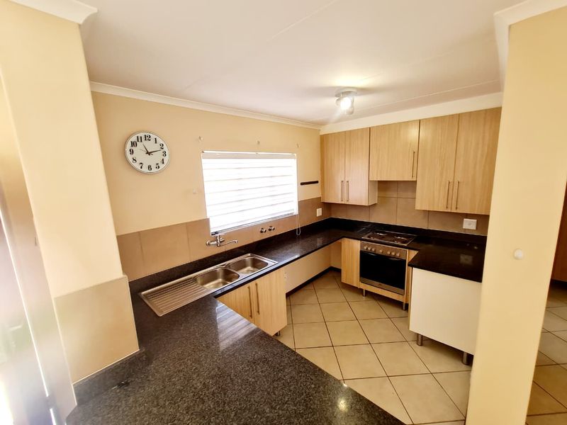 A Lovely 2 Bedroom 2 Bathroom Simplex for sale in Monavoni - Photo 7