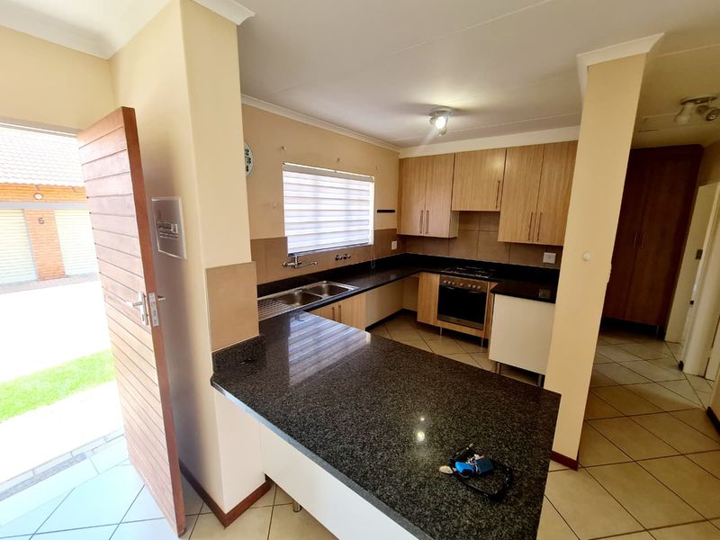 A Lovely 2 Bedroom 2 Bathroom Simplex for sale in Monavoni - Photo 6