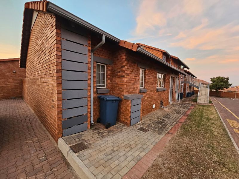 A Lovely 2 Bedroom 2 Bathroom Simplex for sale in Monavoni - Photo 9