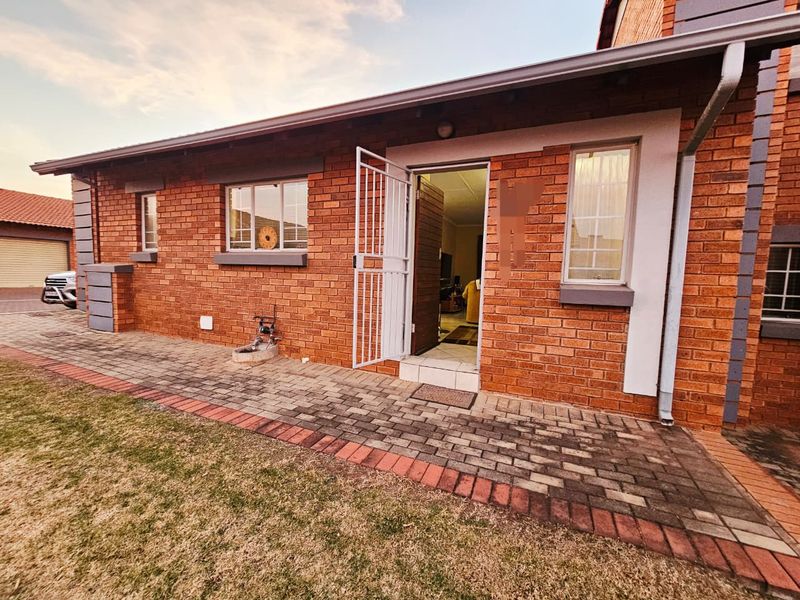 A Lovely 2 Bedroom 2 Bathroom Simplex for sale in Monavoni - Photo 8