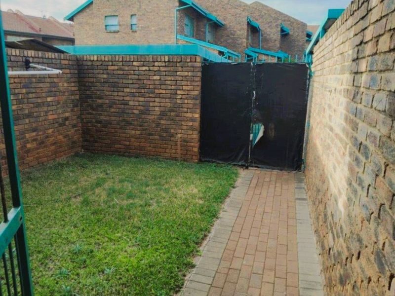 2-Bedroom Duplex with Private Garden - Photo 2