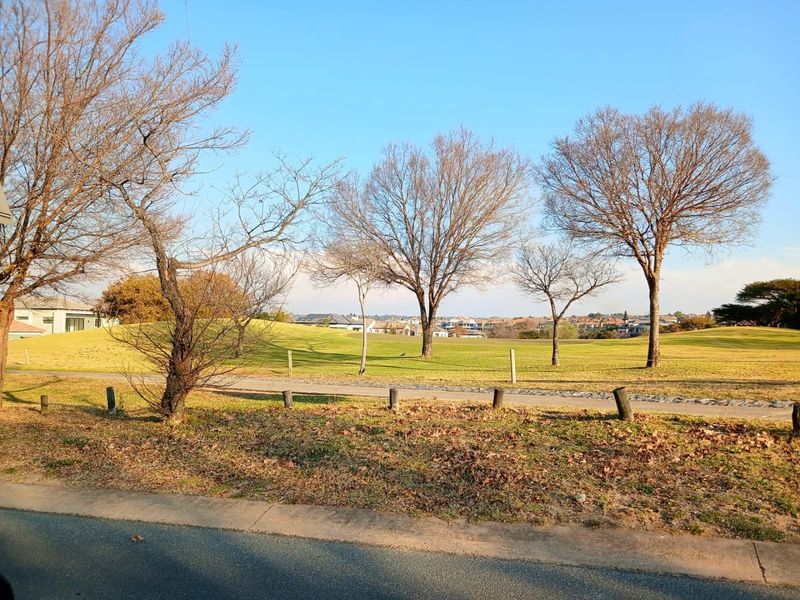 Exclusive Land for Sale in Prestigious Golf Estate - Photo 1