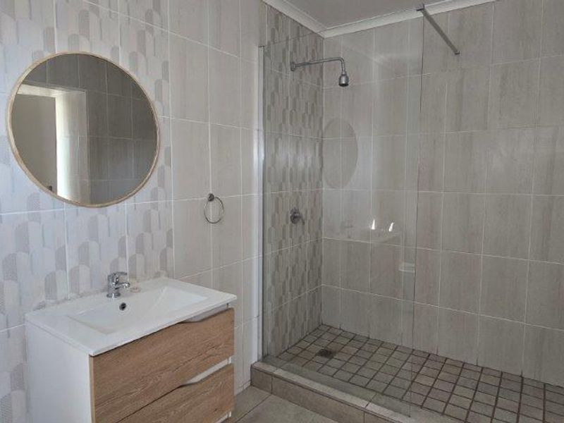 Spacious 5 Bedroom Family Home in Proclamation Hill - Photo 5