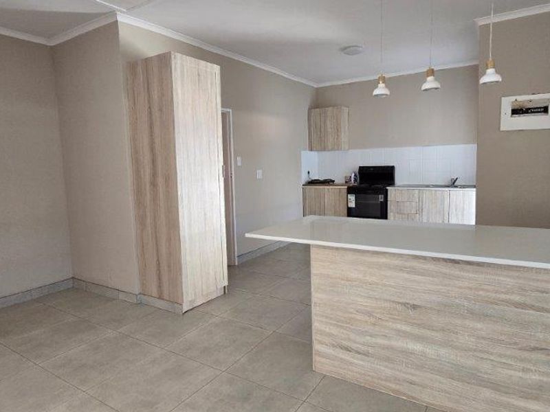 Spacious 5 Bedroom Family Home in Proclamation Hill - Photo 2