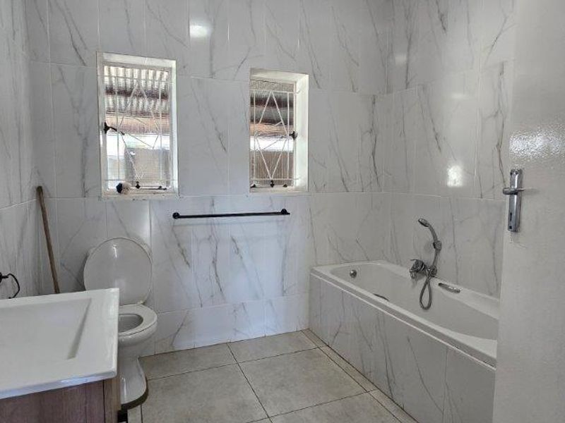 Spacious 5 Bedroom Family Home in Proclamation Hill - Photo 3