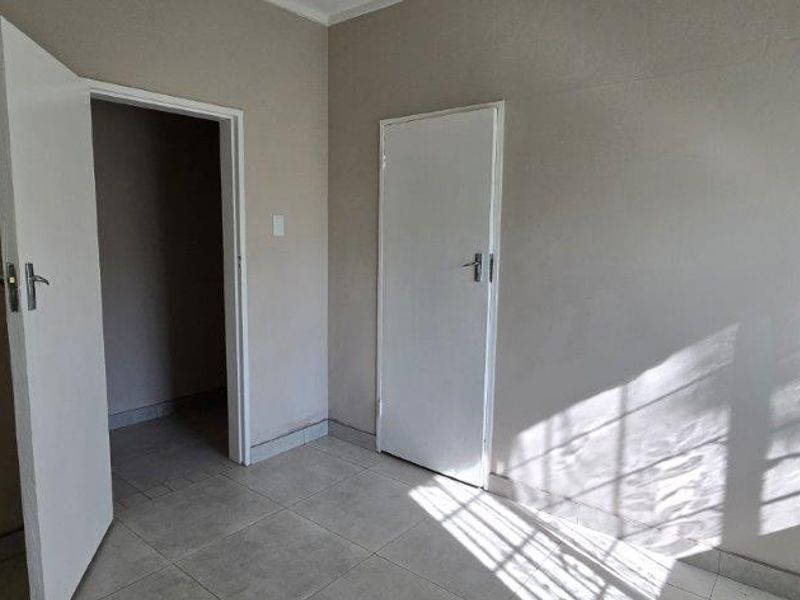 Spacious 5 Bedroom Family Home in Proclamation Hill - Photo 9
