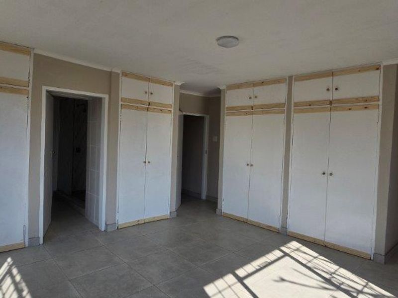 Spacious 5 Bedroom Family Home in Proclamation Hill - Photo 8