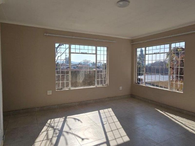 Spacious 5 Bedroom Family Home in Proclamation Hill - Photo 4