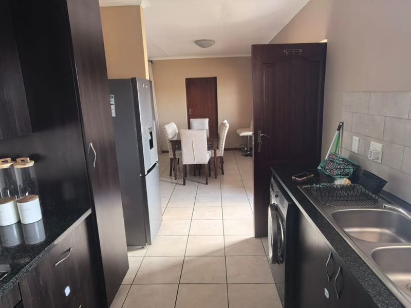Elegant 4-Bedroom Family Home for Sale in The Quails Estate, Noordwyk, Midrand - Photo 4