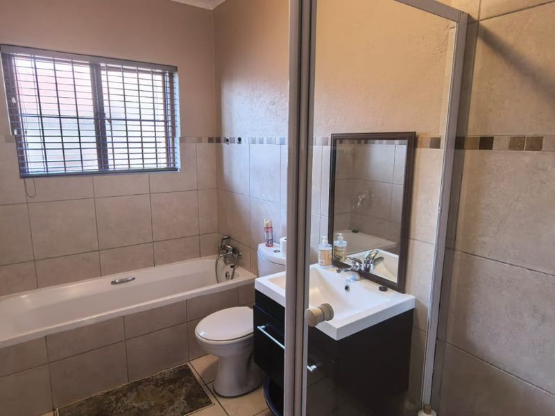Elegant 4-Bedroom Family Home for Sale in The Quails Estate, Noordwyk, Midrand - Photo 5