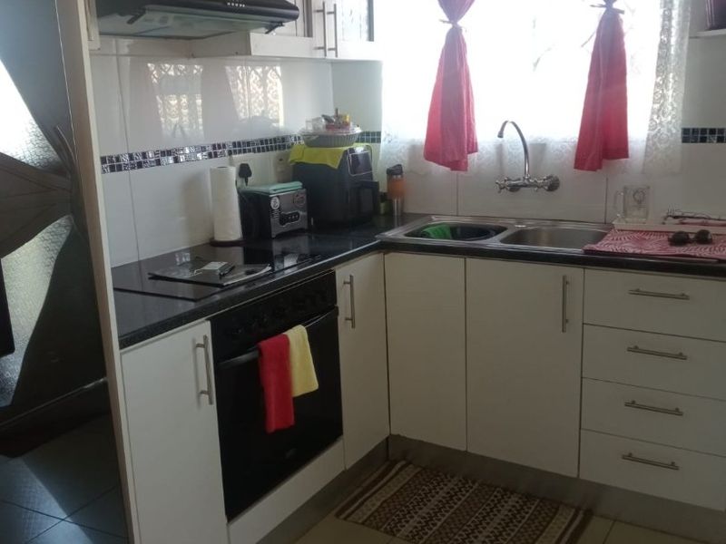 Neat three bedroom house with single garage - Photo 5