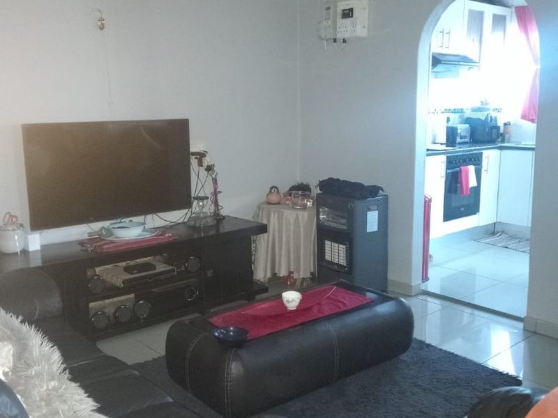 Neat three bedroom house with single garage - Photo 4
