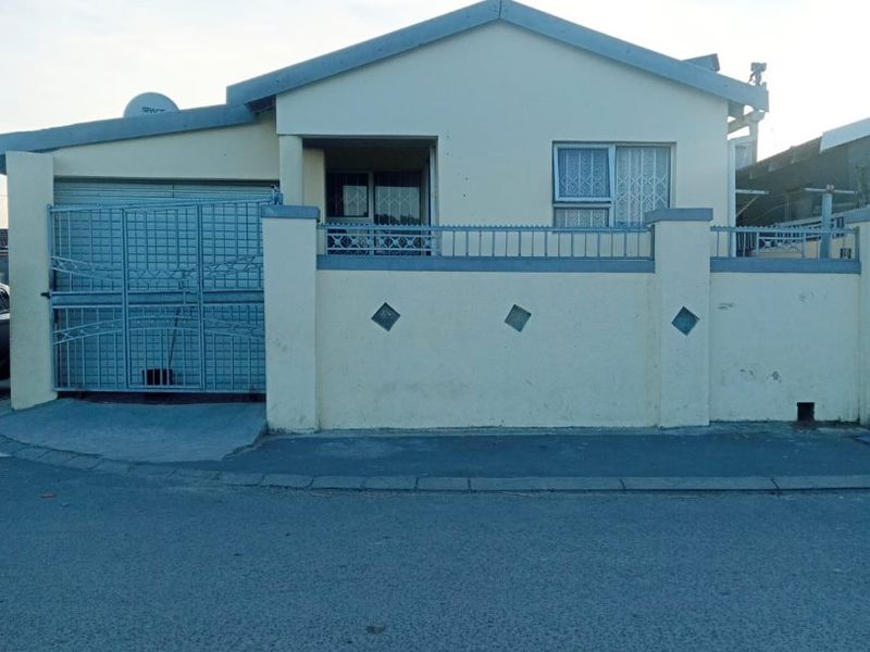 Neat three bedroom house with single garage - Photo 1