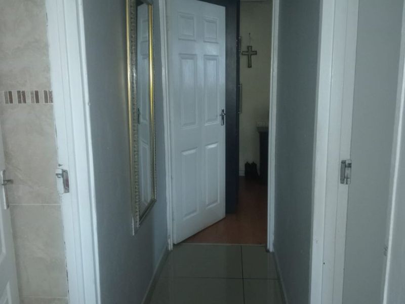Neat three bedroom house with single garage - Photo 10