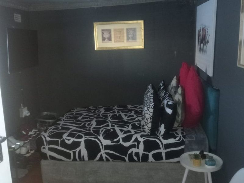 Neat three bedroom house with single garage - Photo 9
