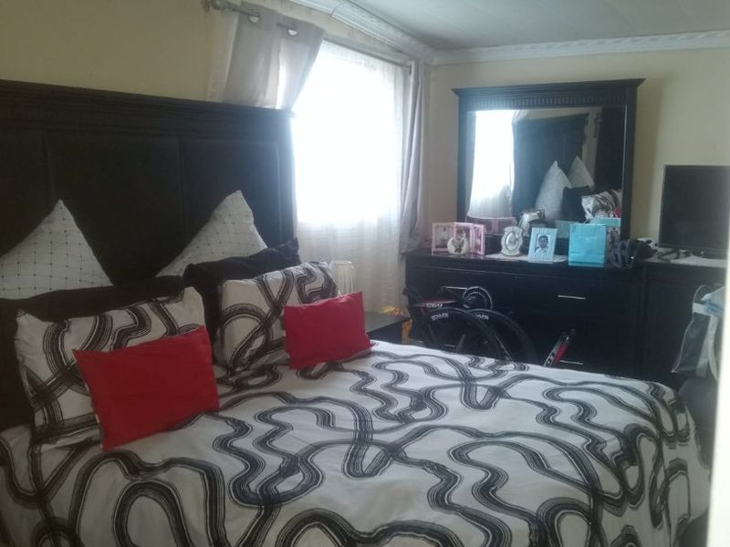 Neat three bedroom house with single garage - Photo 8