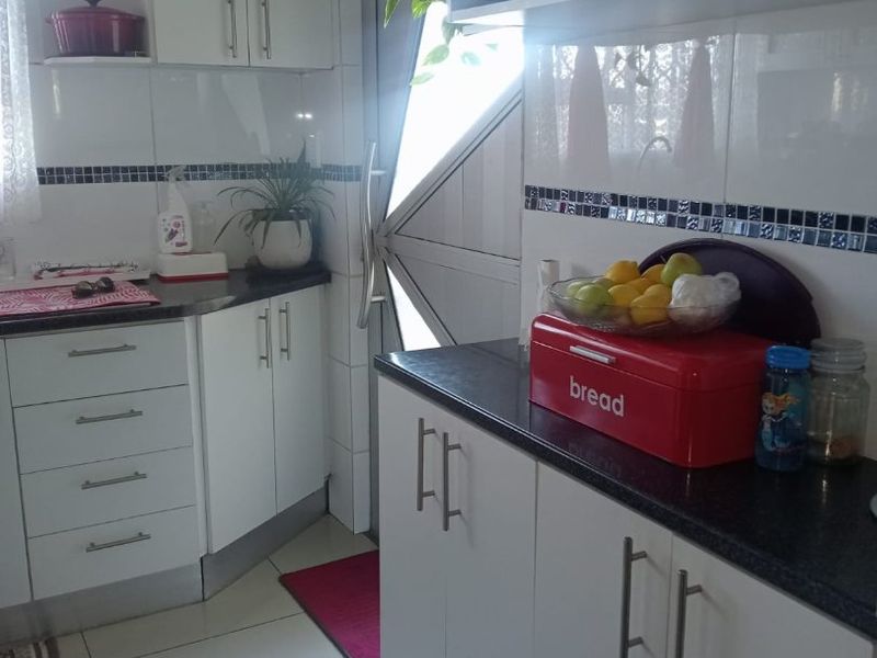 Neat three bedroom house with single garage - Photo 6