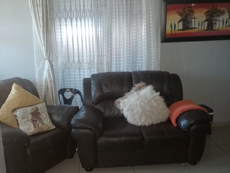Neat three bedroom house with single garage - Photo 3