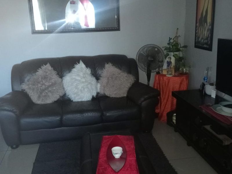 Neat three bedroom house with single garage - Photo 2